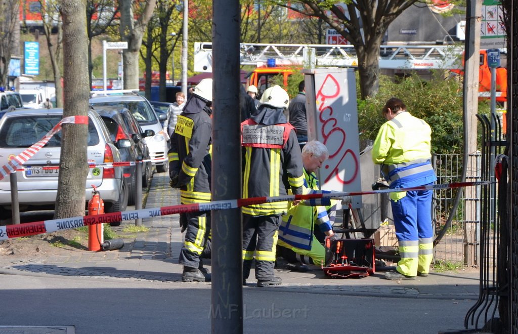 Einsatz BF Koeln Kran beruehrt Oberleitung DB Koeln Gremberg Taunusstr P060.JPG